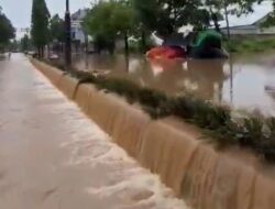 Tanggul Jebol di Ponorogo Ditutup Sementara dengan Gedhek