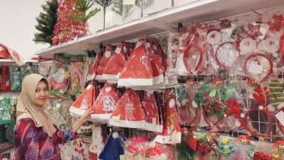 Pernak-Pernik Natal Laris Manis, Warga Magetan Berburu Hampers hingga Pohon Cemara