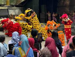 Ribuan Pengunjung Padati Mojosemi Forest Park, Nikmati Kolaborasi Barongsai dan Dino Show