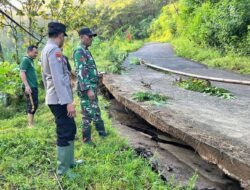 Akses Ponorogo-Trenggalek Lumpuh Total, Jalan Cor Ambles Dihantam Longsor di Sooko