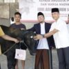 Polres Ponorogo Bagikan Ribuan Paket Daging Qurban Pakai Daun, Kurangi Sampah Plastik