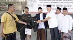 Polres Ponorogo Bagikan Ribuan Paket Daging Qurban Pakai Daun, Kurangi Sampah Plastik