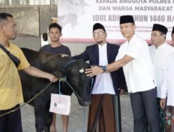 Polres Ponorogo Bagikan Ribuan Paket Daging Qurban Pakai Daun, Kurangi Sampah Plastik
