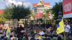 Jajaran Pimpinan DPRD Magetan Turun Temui Massa Aksi, Janji Kawal Aspirasi ke Pusat