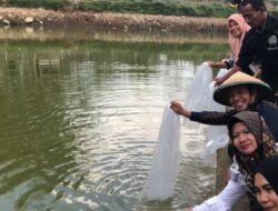 Reses di Magetan, Riyono Caping Bantu BUMDes Lewat Penebaran 10 Ribu Benih Ikan di Embung Terung