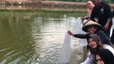 Reses di Magetan, Riyono Caping Bantu BUMDes Lewat Penebaran 10 Ribu Benih Ikan di Embung Terung