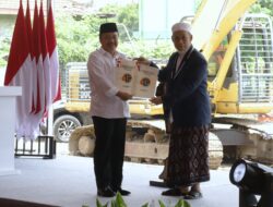 Serahkan Sertipikat Tanah Wakaf Dirjen PPTR Kementerian ATR/BPN Kepada Pengasuh Pondok