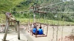 Jembatan Ambruk Akibat Banjir, Warga Perbatasan Ponorogo–Trenggalek Nekat Gunakan Jembatan Gantung Sementara