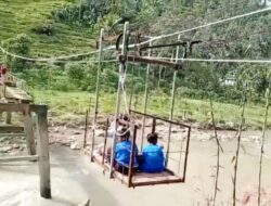Jembatan Ambruk Akibat Banjir, Warga Perbatasan Ponorogo–Trenggalek Nekat Gunakan Jembatan Gantung Sementara