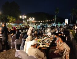 Suasana out door pengunjung yang buka puasa di Grand Whiz Hotel Trawas