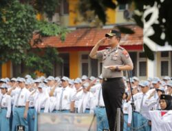 Kapolres Magetan Jadi Pembina Upacara di SMAN 2 Surabaya, Ajak Siswa Berprestasi dan Jauhi Narkoba serta Pelanggaran Lalu Lintas