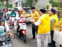 Bersama Ali Mufthi, DPD Golkar Magetan Tebar Takjil Ramadan