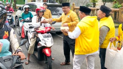 Bersama Ali Mufthi, DPD Golkar Magetan Tebar Takjil Ramadan