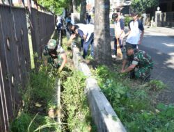 Personel Kodim Ponorogo Bersama Warga Kompak Laksanakan Kerja Bakti Pembersihan Lingkungan