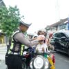 Apresiasi Pengendara Disiplin, Satlantas Ponorogo Bagikan Helm dan Cokelat