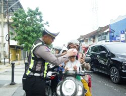 Apresiasi Pengendara Disiplin, Satlantas Ponorogo Bagikan Helm dan Cokelat