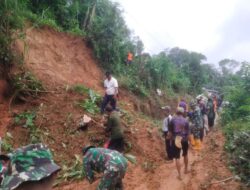 Personel Kodim Ponorogo Bersama Warga Gotong Royong Bersihkan Dampak Longsor