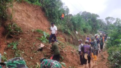 Personel Kodim Ponorogo Bersama Warga Gotong Royong Bersihkan Dampak Longsor