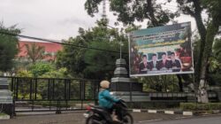 Banner Natal Masih Terpasang di DPRD Magetan