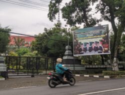 Banner Natal Masih Terpasang di DPRD Magetan