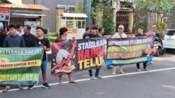 Peternak Telur Protes di Jalan Akibat Harga Jatuh