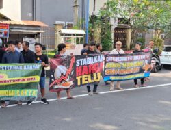 Peternak Telur Protes di Jalan Akibat Harga Jatuh