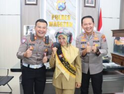 Aksi Berani Emak-emak Hentikan Bus, Berbuah Gelar Duta Lalu Lintas