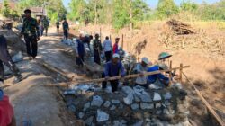 Semangat Mbah Supar, Tukang 75 Tahun Turun Langsung Bangun Talud TMMD