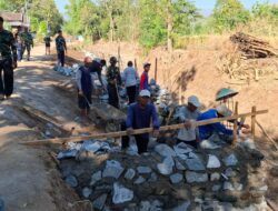 Semangat Mbah Supar, Tukang 75 Tahun Turun Langsung Bangun Talud TMMD