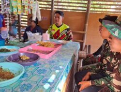 Kebersamaan TNI dan Warga di Warung Kopi Hidupkan Suasana TMMD 129