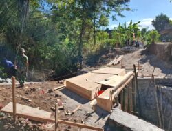 Usai Mengairi Kebun, Petani di Bulu Lor Tetap Sisihkan Waktu Bantu Pembangunan Jembatan TMMD