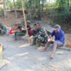 Sarapan Bareng TNI-Warga Hangatkan TMMD di Samping Jembatan Bibis Ponorogo