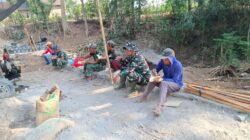 Sarapan Bareng TNI-Warga Hangatkan TMMD di Samping Jembatan Bibis Ponorogo