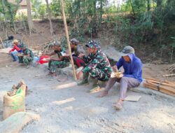 Sarapan Bareng TNI-Warga Hangatkan TMMD di Samping Jembatan Bibis Ponorogo