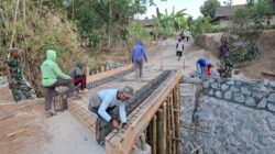 Rangka Baja Besar Mulai Dipasang di Jembatan Dukuh Bibis TMMD ke-129