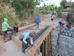 Rangka Baja Besar Mulai Dipasang di Jembatan Dukuh Bibis TMMD ke-129