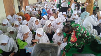 Antusias Siswa MI Bulu Lor Sambut Perpustakaan Keliling TMMD 129 Ponorogo