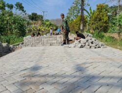 Gotong Royong Bareng TNI, Mbah Parti Bahagia Lihat Jalan Depan Rumah Jadi Paving