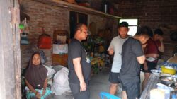 Berkah TMMD 129: Mbah Sirah Masak untuk 11 Anggota Satgas di Bulu Lor