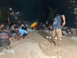 Warga Bulu Lor dan Satgas TMMD 129 Kebut Paving Jalan di Tengah Dinginnya Malam Kemarau