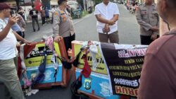 Demo Minta Kapolrestabes Medan Dicopot Diwarnai Kibaran Puluhan Pakaian Dalam Bra Wanita, Warga : Besok Kami  Datang Telanjang Kesini!