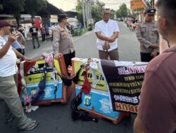 Demo Minta Kapolrestabes Medan Dicopot Diwarnai Kibaran Puluhan Pakaian Dalam Bra Wanita, Warga : Besok Kami  Datang Telanjang Kesini!