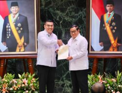 DKI Jakarta HUT ke-499, Wamen Ossy Serahkan 499 Sertipikat ke Gubernur Pramono Anung