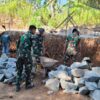 Semangat Gotong Royong TNI dan Warga Percepat Pembangunan Jembatan Bibis