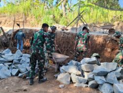 Semangat Gotong Royong TNI dan Warga Percepat Pembangunan Jembatan Bibis