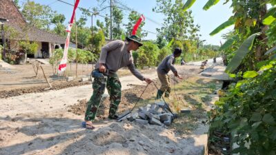 Siang Ukur Malam Cor, Strategi TNI dan Warga Kebut Paving Jalan Hindari Panas