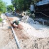 Tak Mau Menunggu, Pak Parni Pasang Paving Sendiri Biar Jalan Cepat Bisa Dilewati