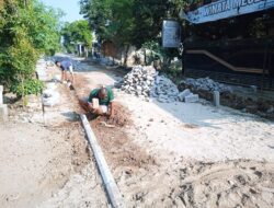 Tak Mau Menunggu, Pak Parni Pasang Paving Sendiri Biar Jalan Cepat Bisa Dilewati