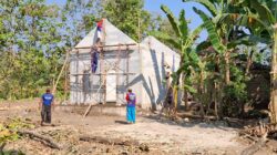 Gotong Royong TNI-Warga Bangun Rumah Baru untuk Puguh, Saudara Kandung Turut Dukung