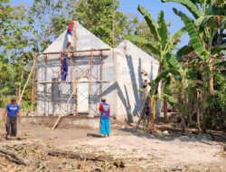 Gotong Royong TNI-Warga Bangun Rumah Baru untuk Puguh, Saudara Kandung Turut Dukung